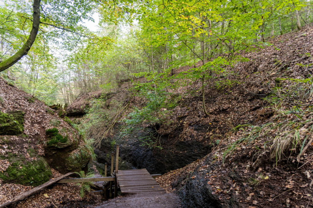 Die Drachenschlucht bei Eisenach begeistert mit moosbewachsenen Felsen, engen Passagen und einzigartiger Natur im Thüringer Wald.